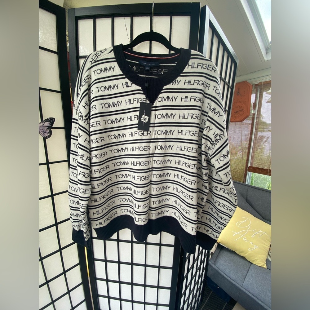 Large Tommy Hilfiger Crewneck Sweater. Dark blue & white, kinda of looks black
